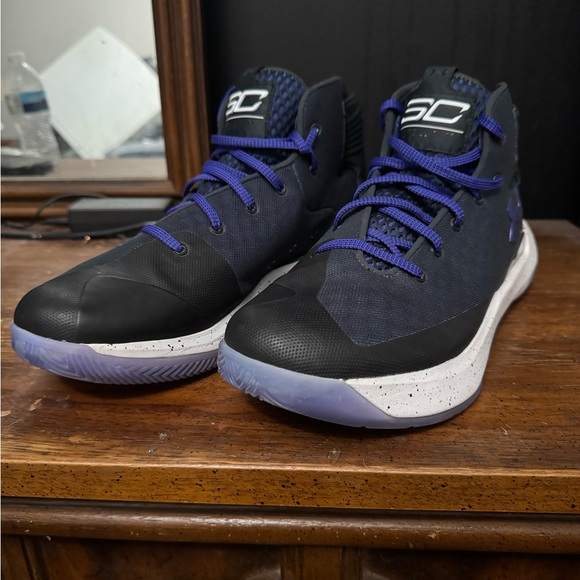 Sold
Stephen Curry Under Armour
Curry 3Zero
White / Purple / Blue
Size 13 - Picture 5 of 7